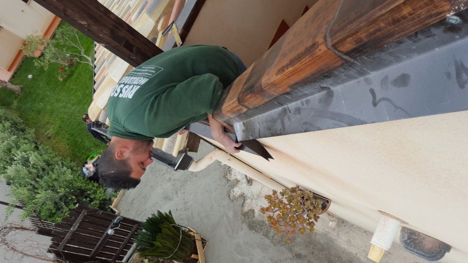 Installazione grondaia su balcone