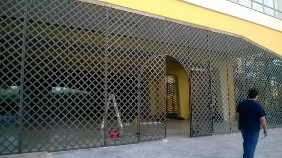 una rete in ferro per protezione aree esterne