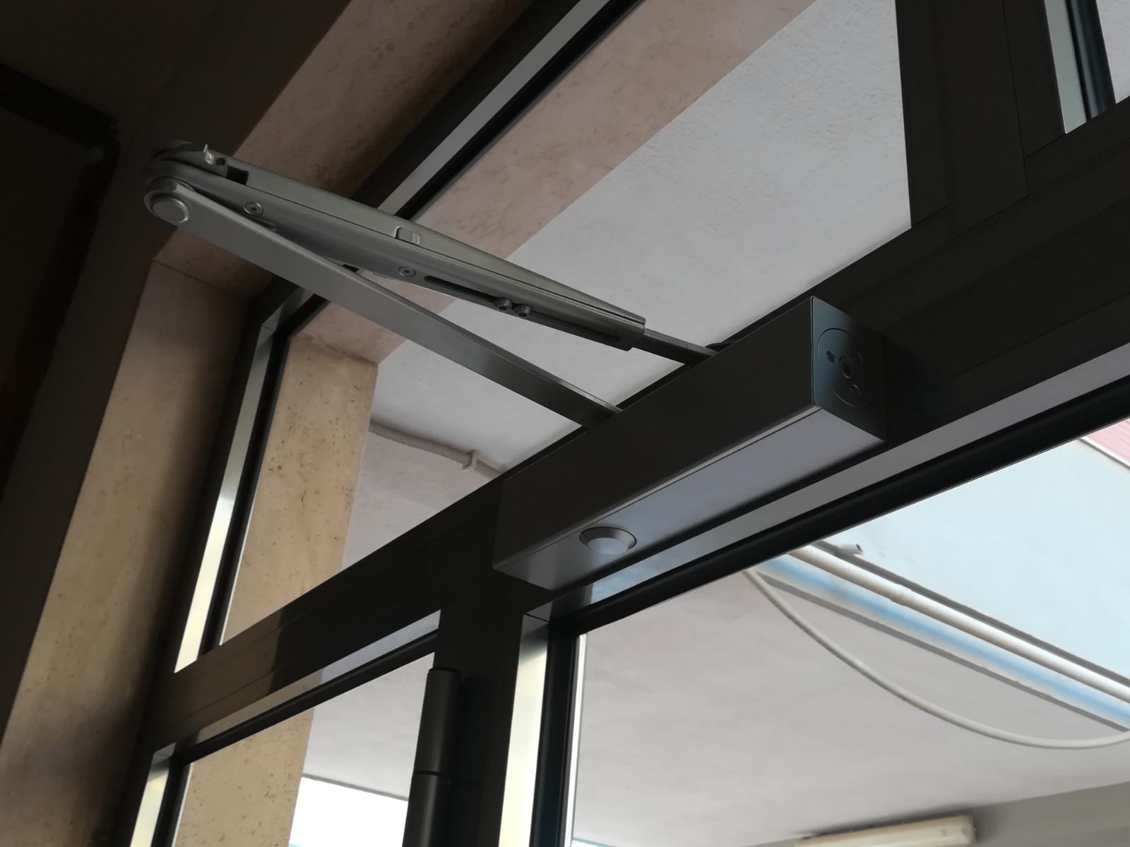 porta in PVC con sistema apertura automatica