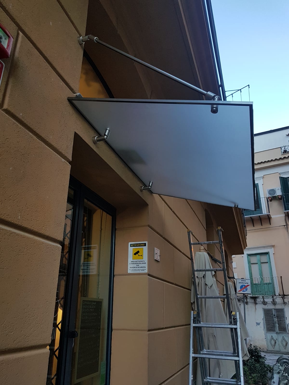 tettoia di design in ferro e vetro