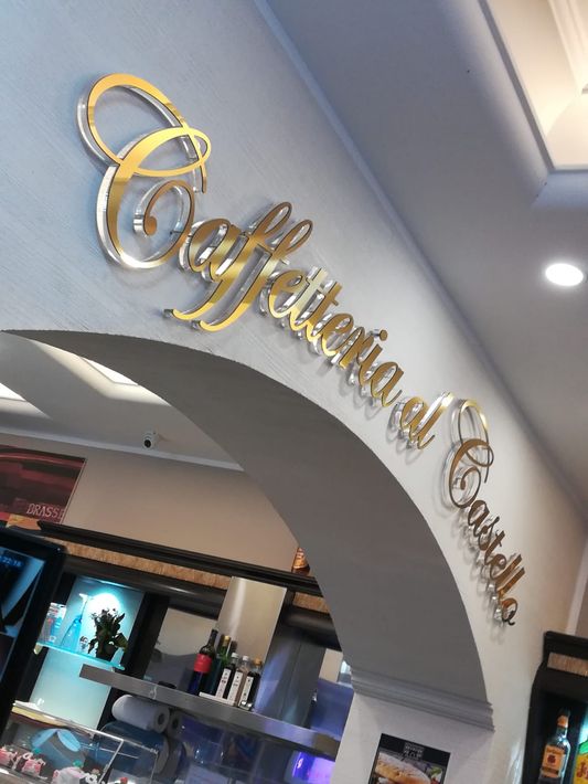 insegna in ferro di una caffetteria