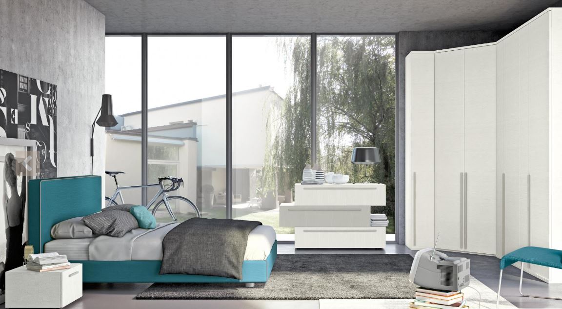 Camera da letto moderna con letto turchese, ampie finestre, armadio bianco e arredamento minimalista.