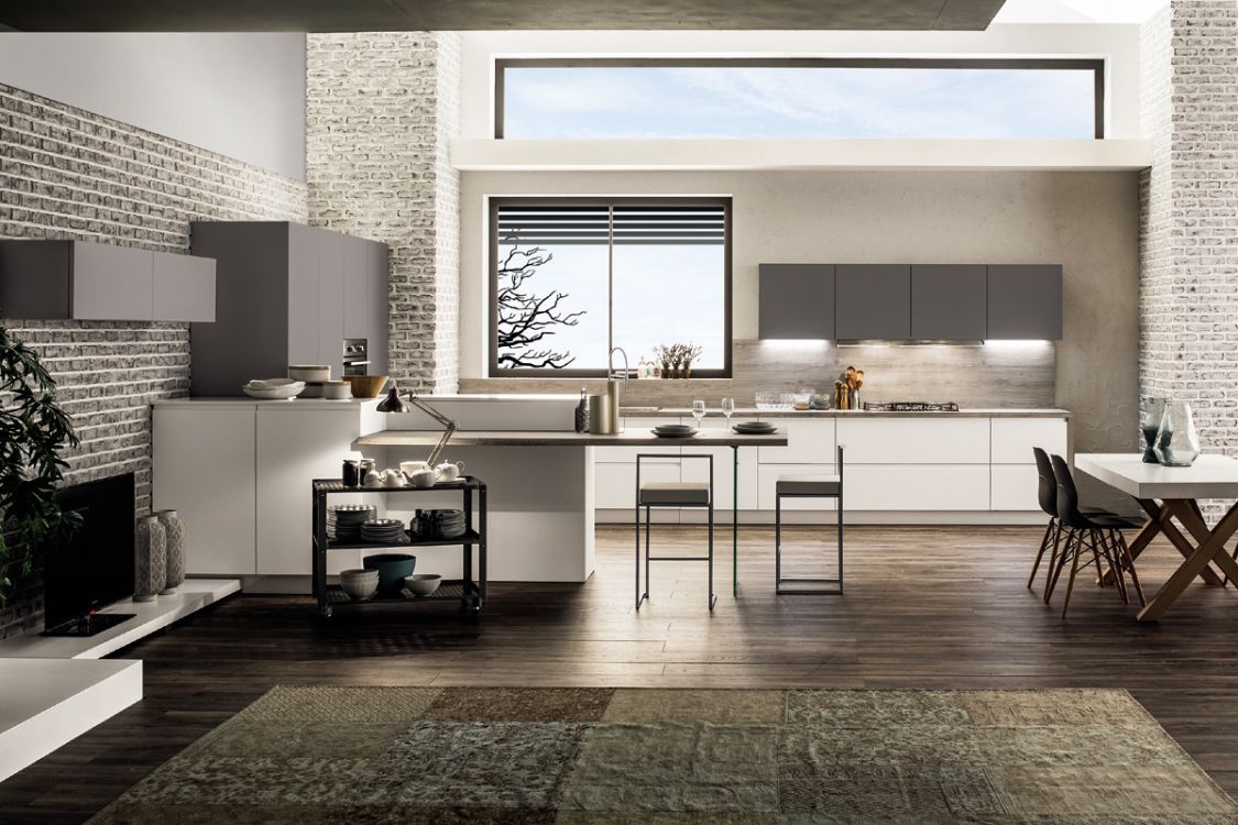 Soggiorno e cucina moderni a pianta aperta con arredamento neutro, ampia finestra e tavolo da pranzo.