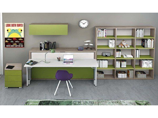 Aula moderna con banchi verdi, mensole a muro, orologio e sedia per studenti, su uno sfondo grigio.