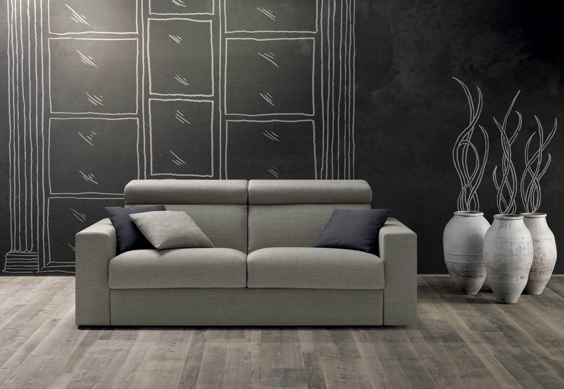Moderno divano grigio in un soggiorno minimalista con pannelli a parete decorati, pavimento in legno e vasi decorativi.