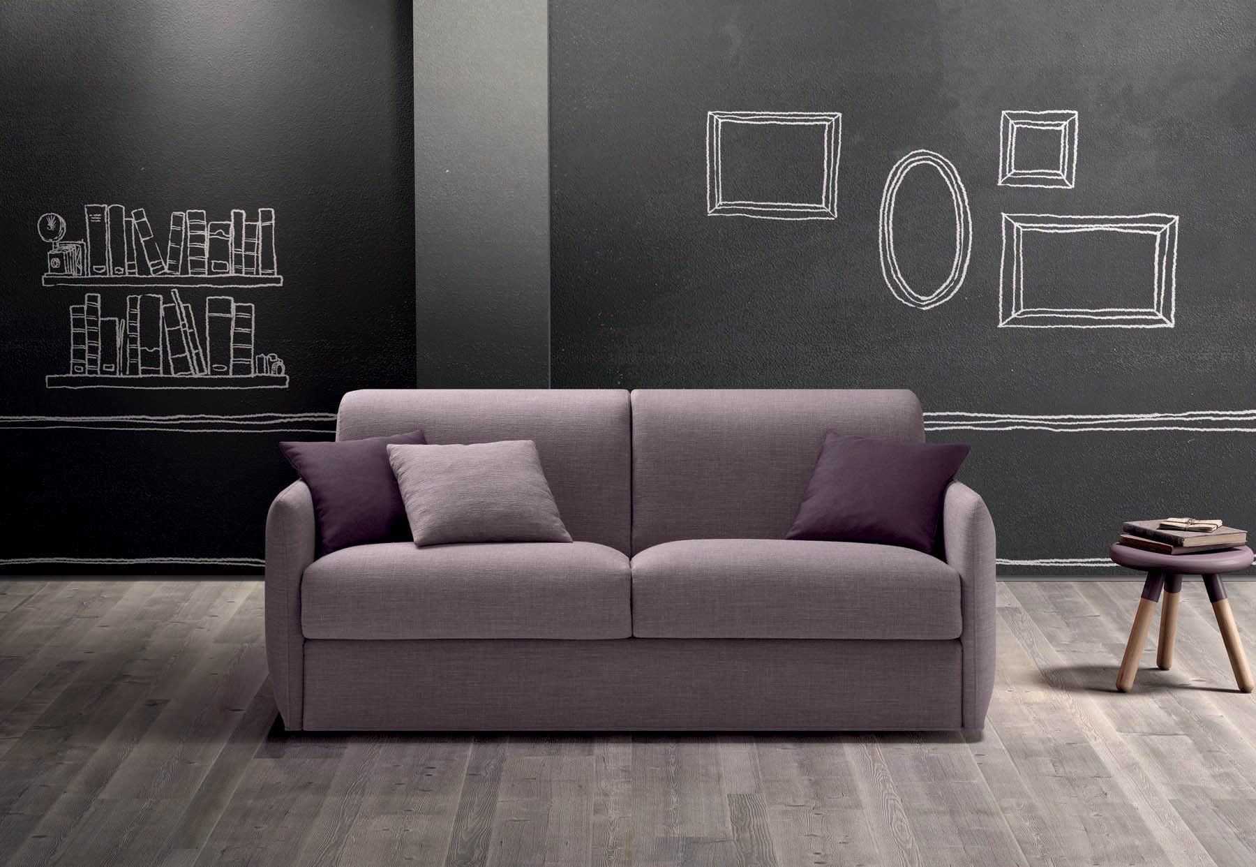 Soggiorno minimalista con divano viola, lavagna decorativa sulla parete e tavolino.