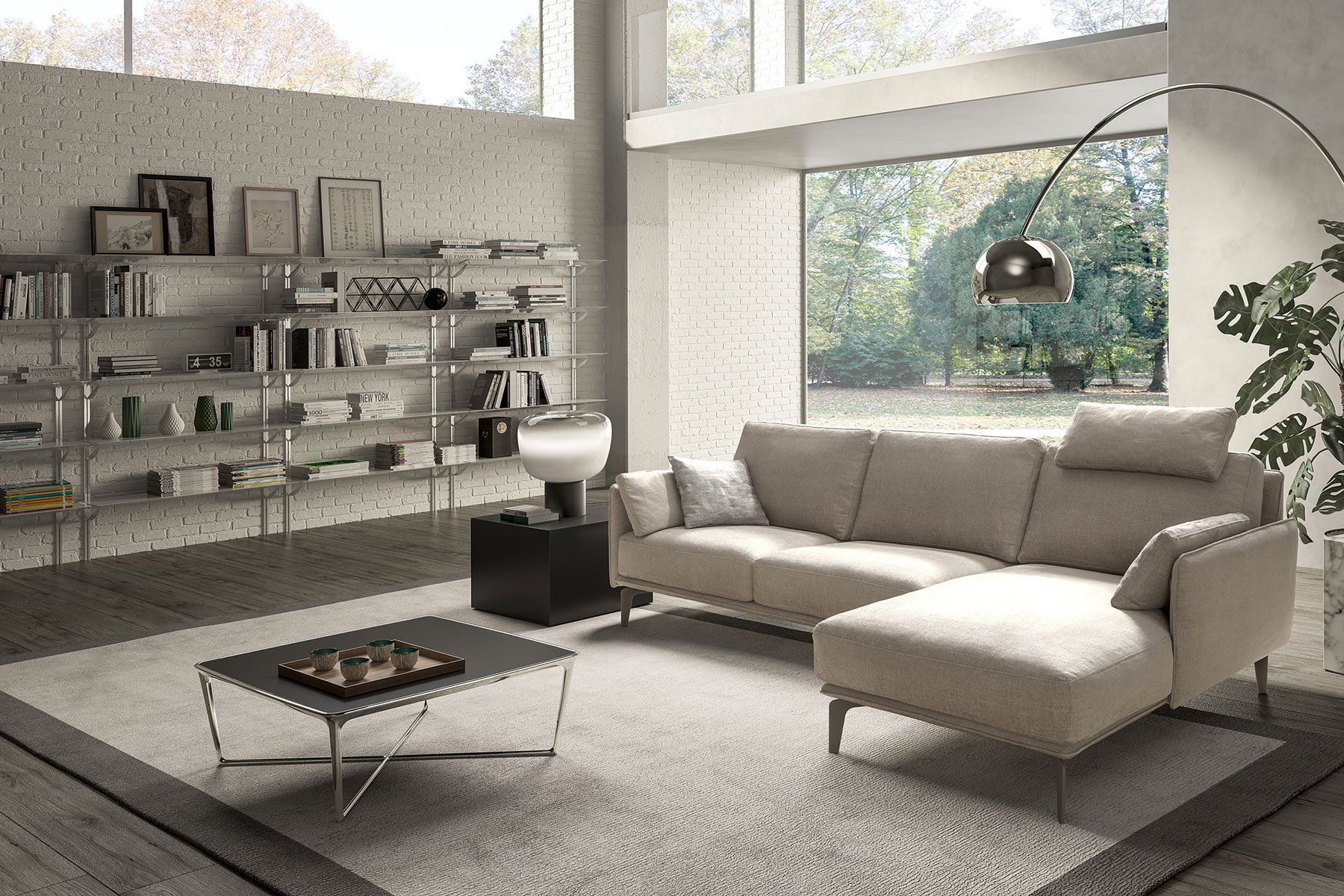 Soggiorno moderno con divano componibile beige, scaffali, tavolino da caffè e ampia finestra con vista sul verde esterno.