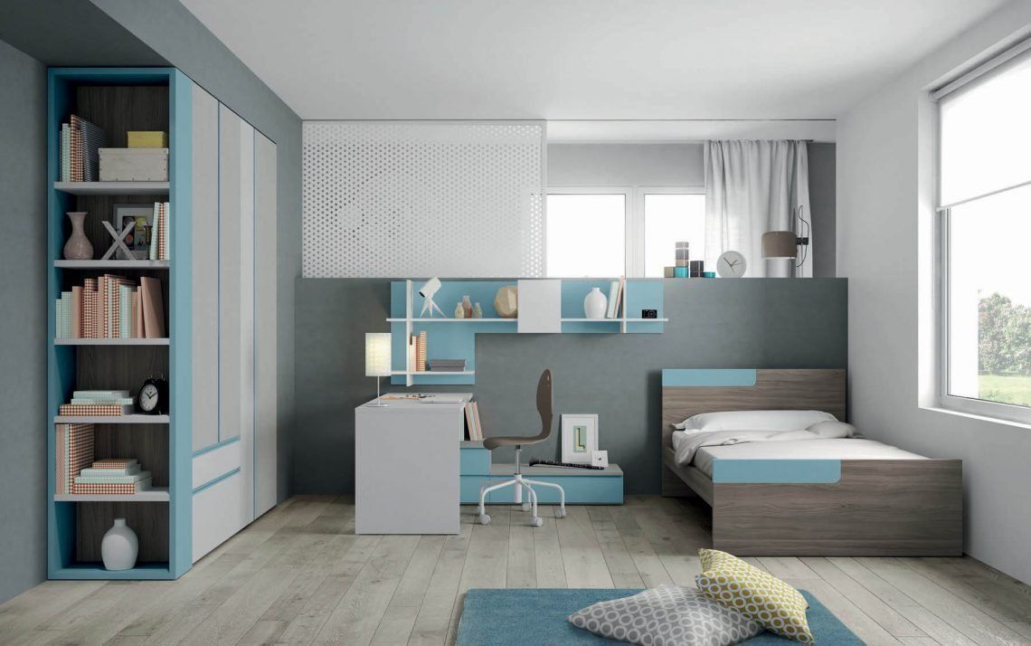 Camera da letto moderna nei toni del blu e del bianco, con letto, scrivania, sedia, librerie e ampie finestre.