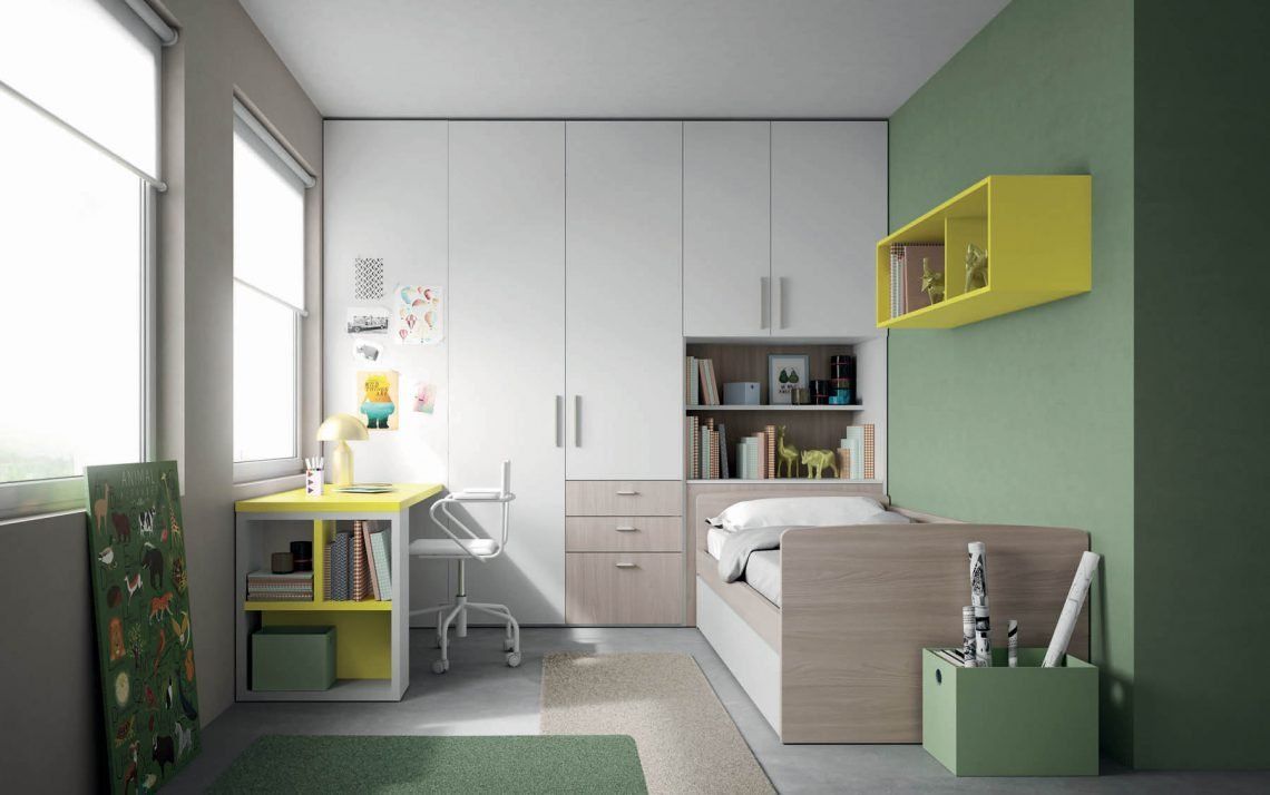 Camera da letto luminosa e minimalista con letto, scrivania vicino alla finestra e mensole a muro gialle nei toni del verde e del bianco.