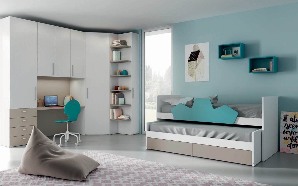 Camera da letto moderna con mobili bianchi, dettagli color verde acqua, scrivania, divano letto e un comodo pouf accanto a una finestra luminosa.