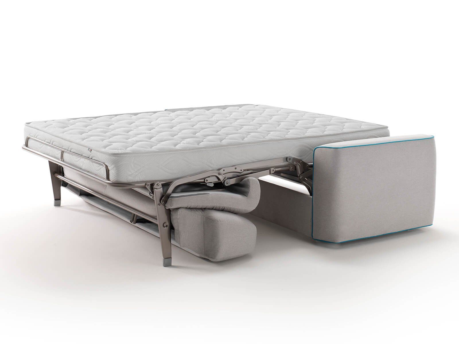Moderno divano letto grigio che si apre trasformandosi in un materasso piatto con pouf contenitore abbinato.