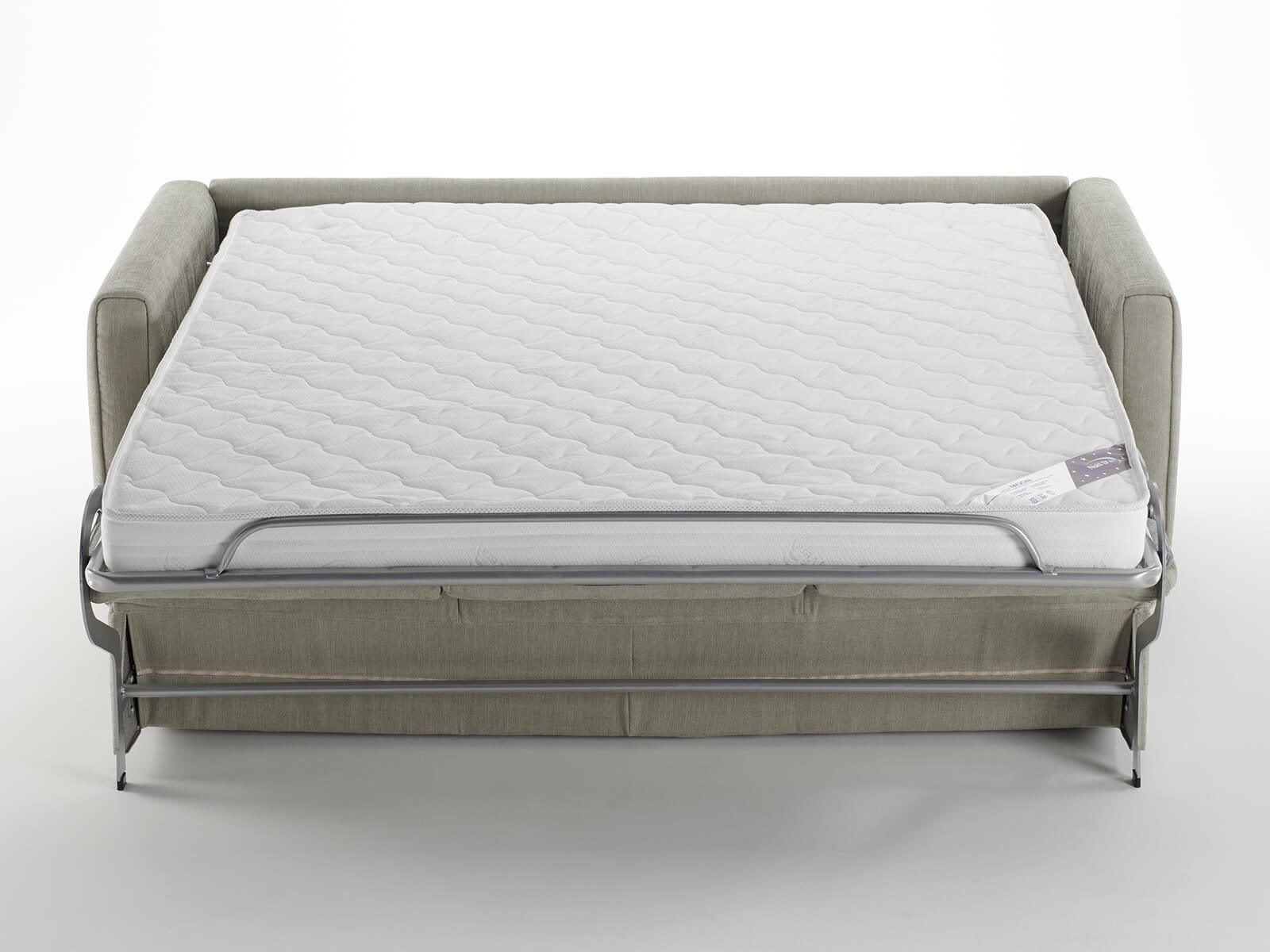 Divano letto grigio con materasso trapuntato bianco che si trasforma in letto