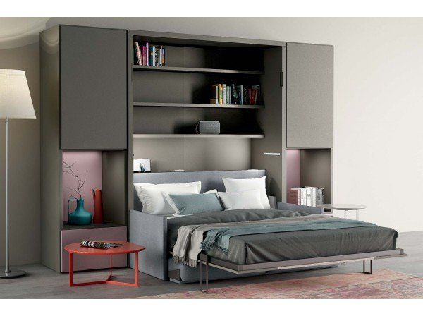 Camera da letto moderna con armadi a muro grigi, letto basso e comodino rosso.