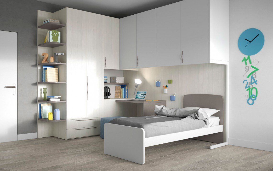Camera da letto moderna e bianca con letto singolo, mensola, angolo scrivania e orologio a parete.