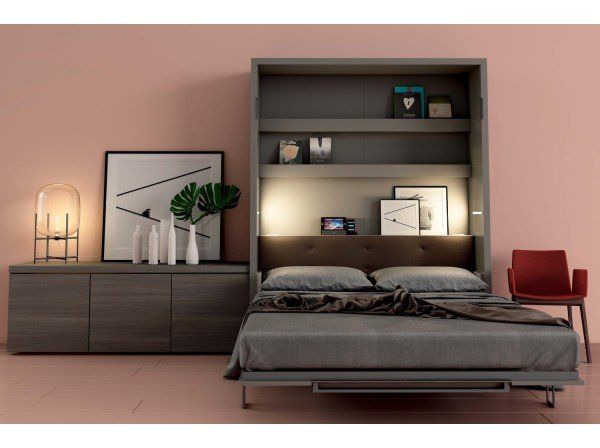 Camera da letto moderna con letto grigio, scaffali scuri, sedia rossa e luce calda e soffusa.