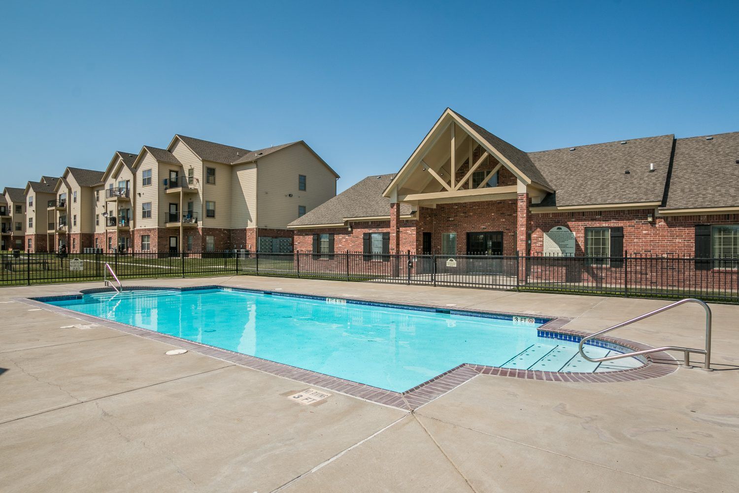 Silver Oak Apartments Swimming Pool
