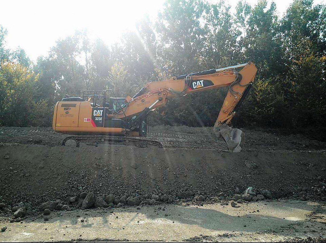 Raccolta di materiale edile con escavatore
