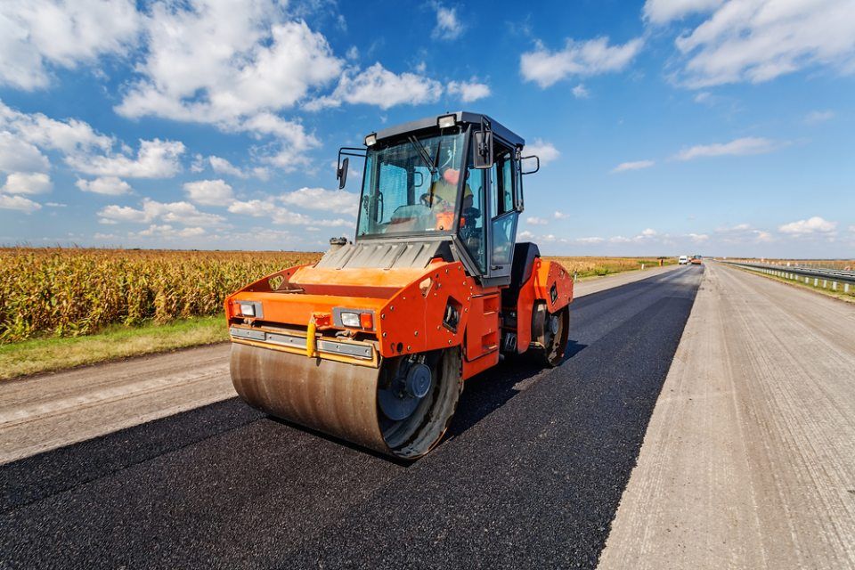 Strada asfaltata che fa il cantiere