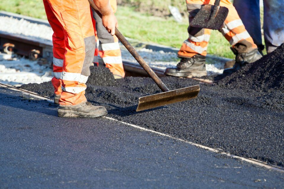 Lavoratori su una costruzione di strade