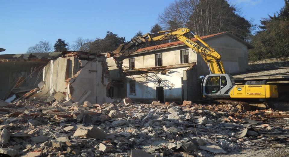 Braccio meccanico che demolisce un edificio