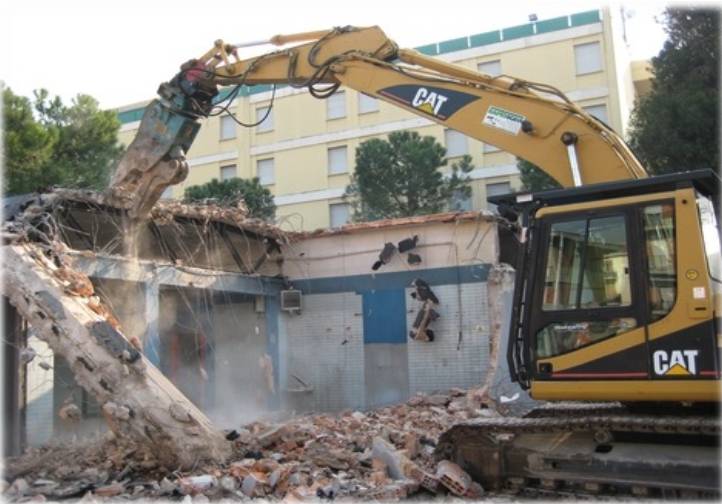 Demolizione di abitazione con cingolato
