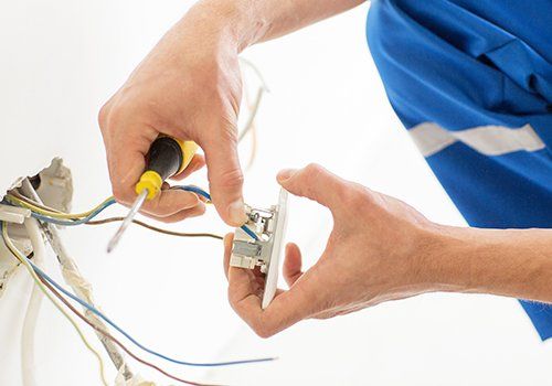 Riparando una presa elettrica
