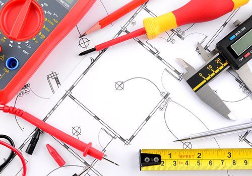 Piano di  sistemazione elettrica, cacciavite, misuratore di tensione, chiave piana e matita