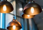 Quattro lampade semisferiche di metallo accese