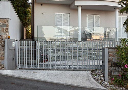 Portone di accesso scorrevole automatizzato