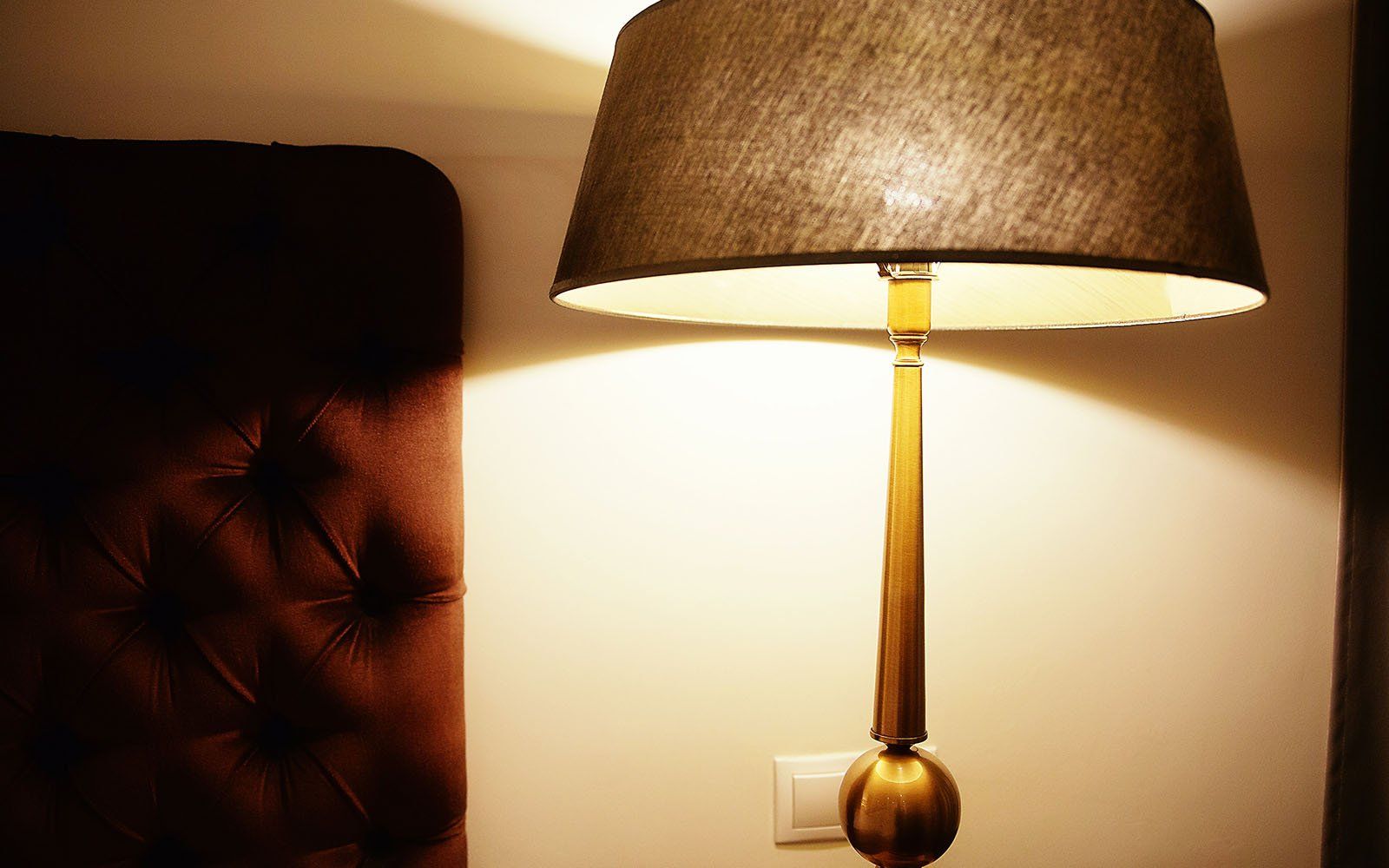 Lampadina con piedi di metallo sostenuto su una sfera metallica