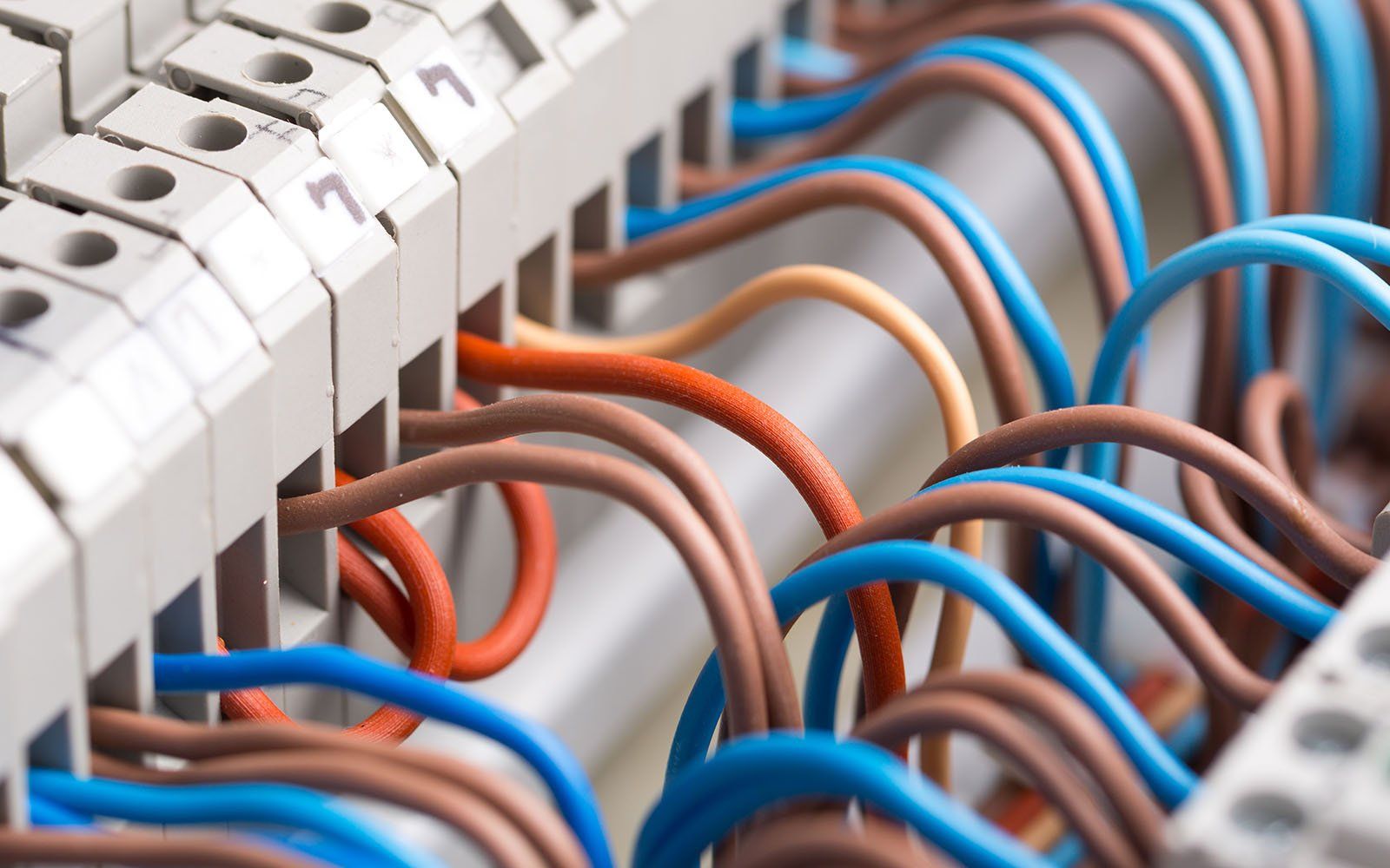 Primo piano del cablaggio di un sistema electrico
