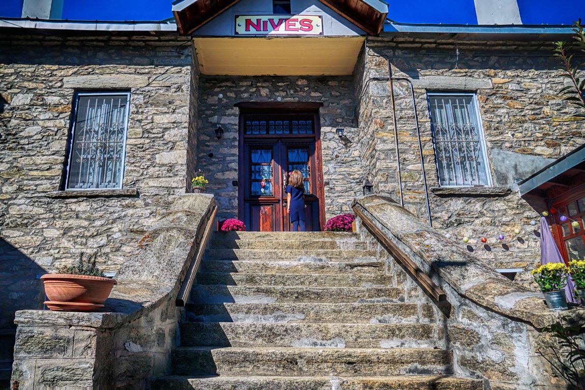 Ένα πέτρινο κτίριο με τη λέξη nives στην κορυφή