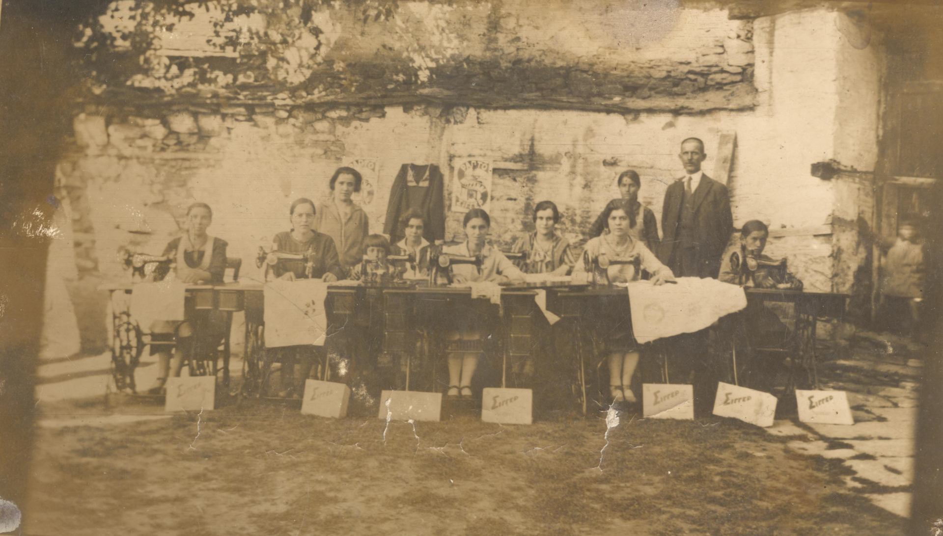Μια ασπρόμαυρη φωτογραφία μιας ομάδας ανθρώπων που κάθονται γύρω από ένα τραπέζι