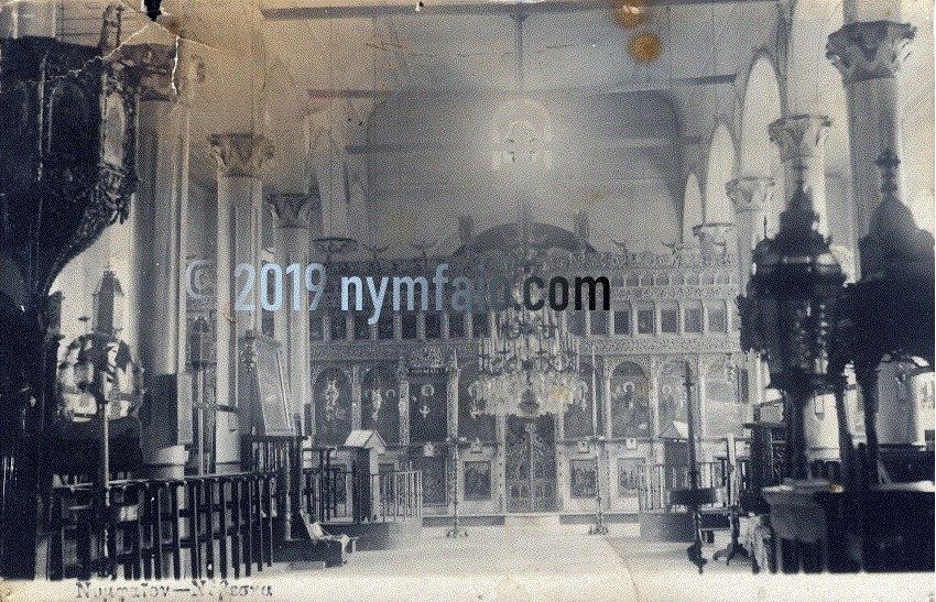 Μια ασπρόμαυρη φωτογραφία μιας εκκλησίας με το έτος 2019 πάνω της