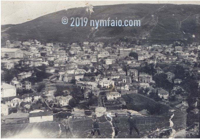 Μια ασπρόμαυρη φωτογραφία μιας πόλης που τραβήχτηκε το 2019