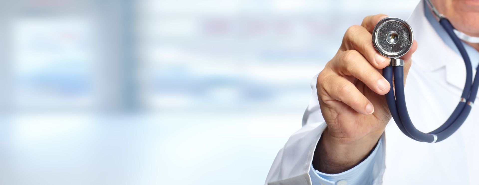 Mano del medico con uno stetoscopio