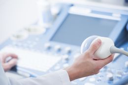 Medico prepara il macchinario per la diagnostica per immagini