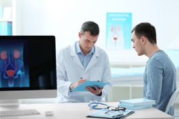 Endocrinologo fa visita ad un paziente in clinica