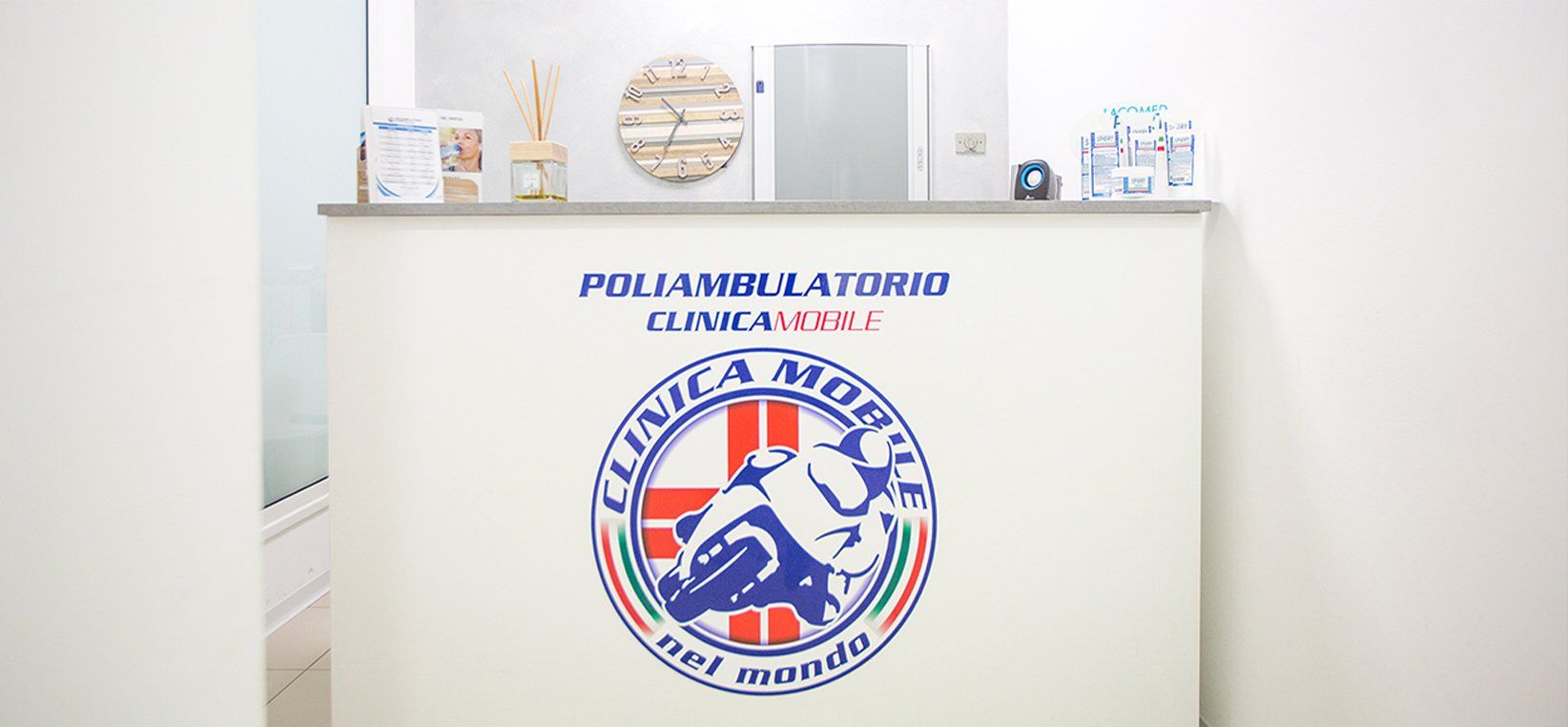 Bancone della reception del poliambulatorio clinica mobile piacenza