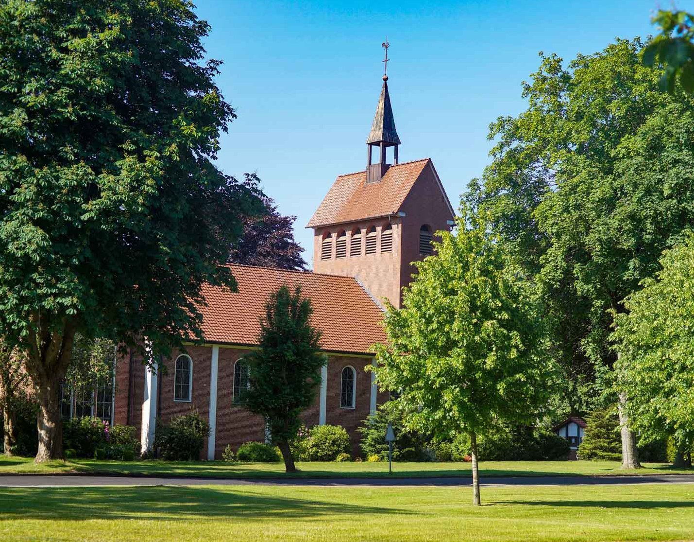 Kirche in Sustrum-Moor