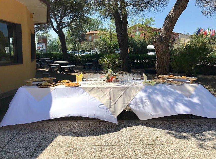 Tavoli apparecchiati nel giardino del ristorante