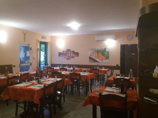 piatti a buffet durante un evento all'aperto