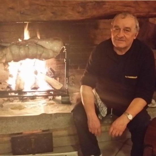 foto di nonno Peppe davanti la brace