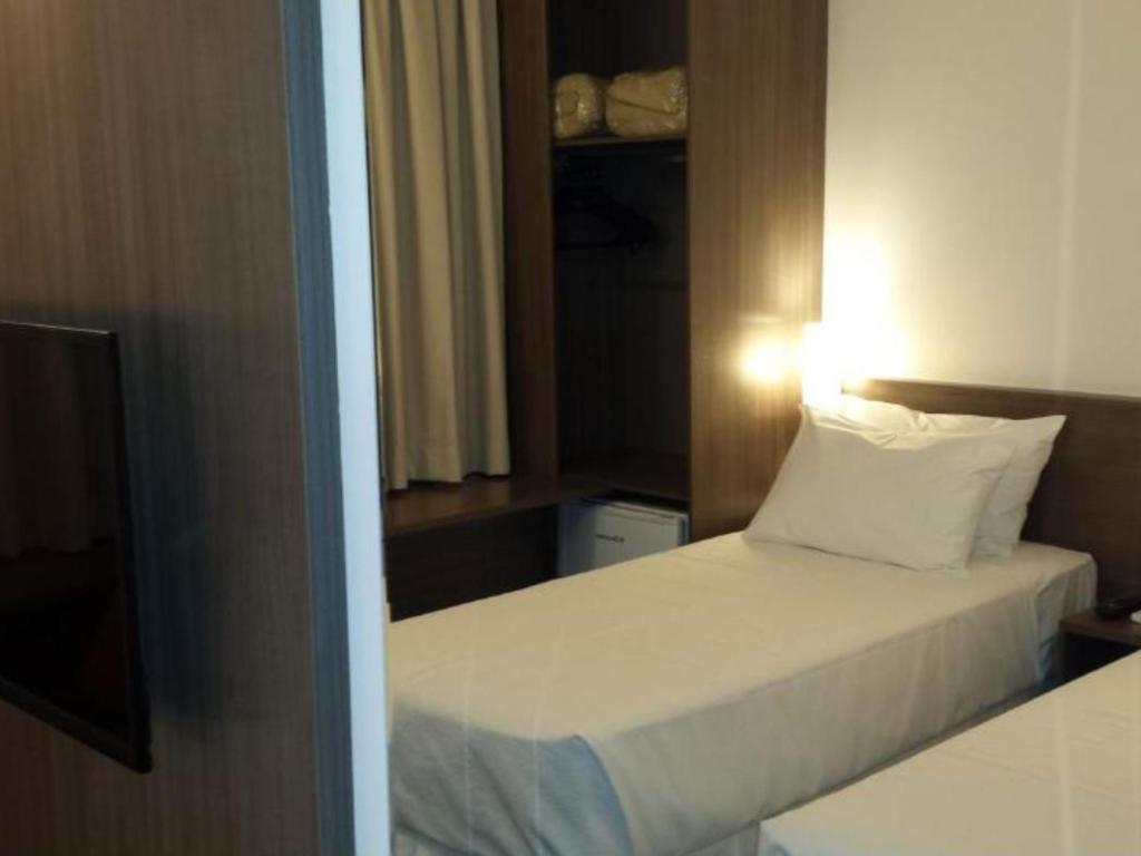 Um quarto de hotel com duas camas e uma TV de tela plana