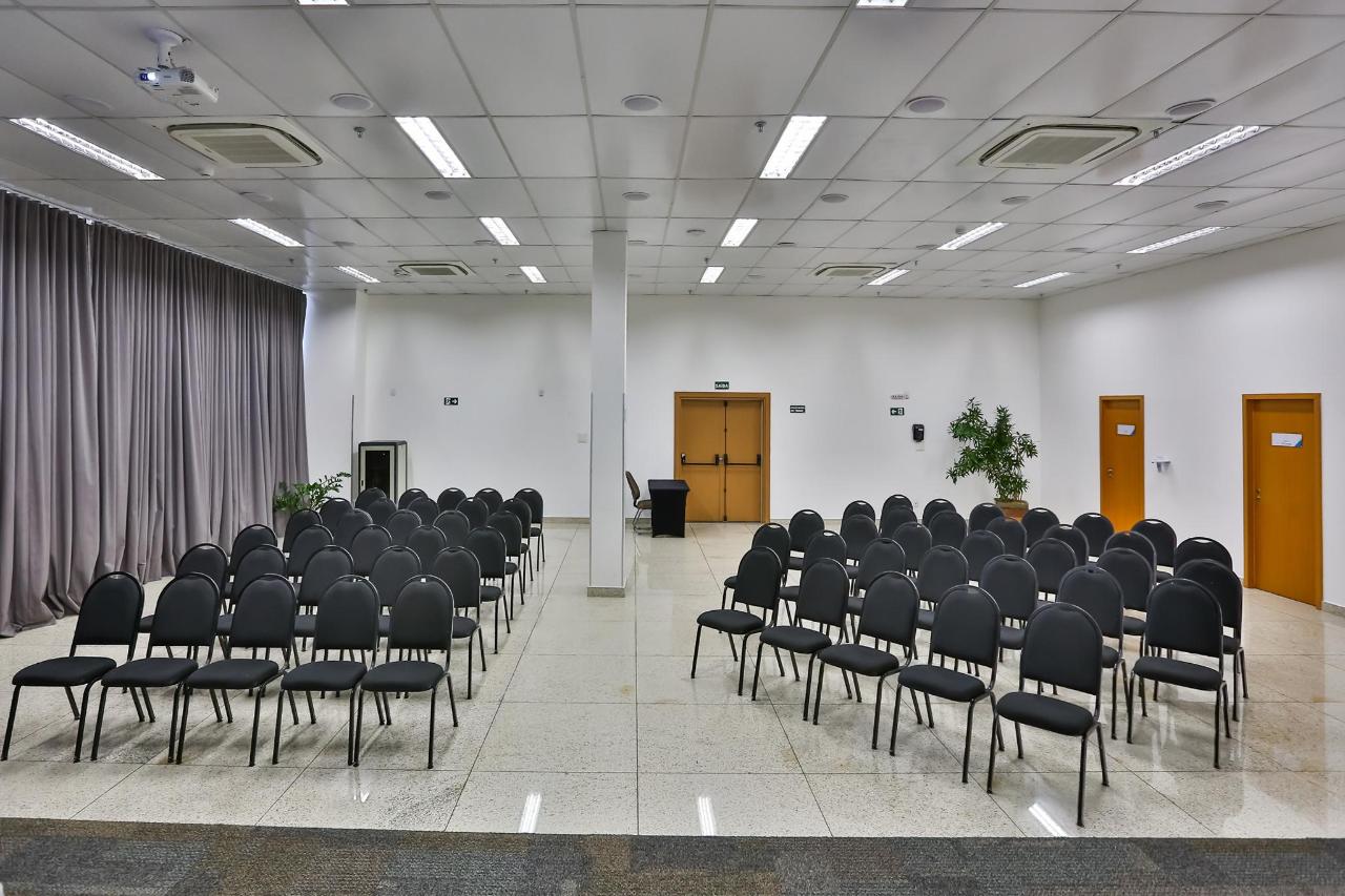 Uma sala grande com fileiras de cadeiras