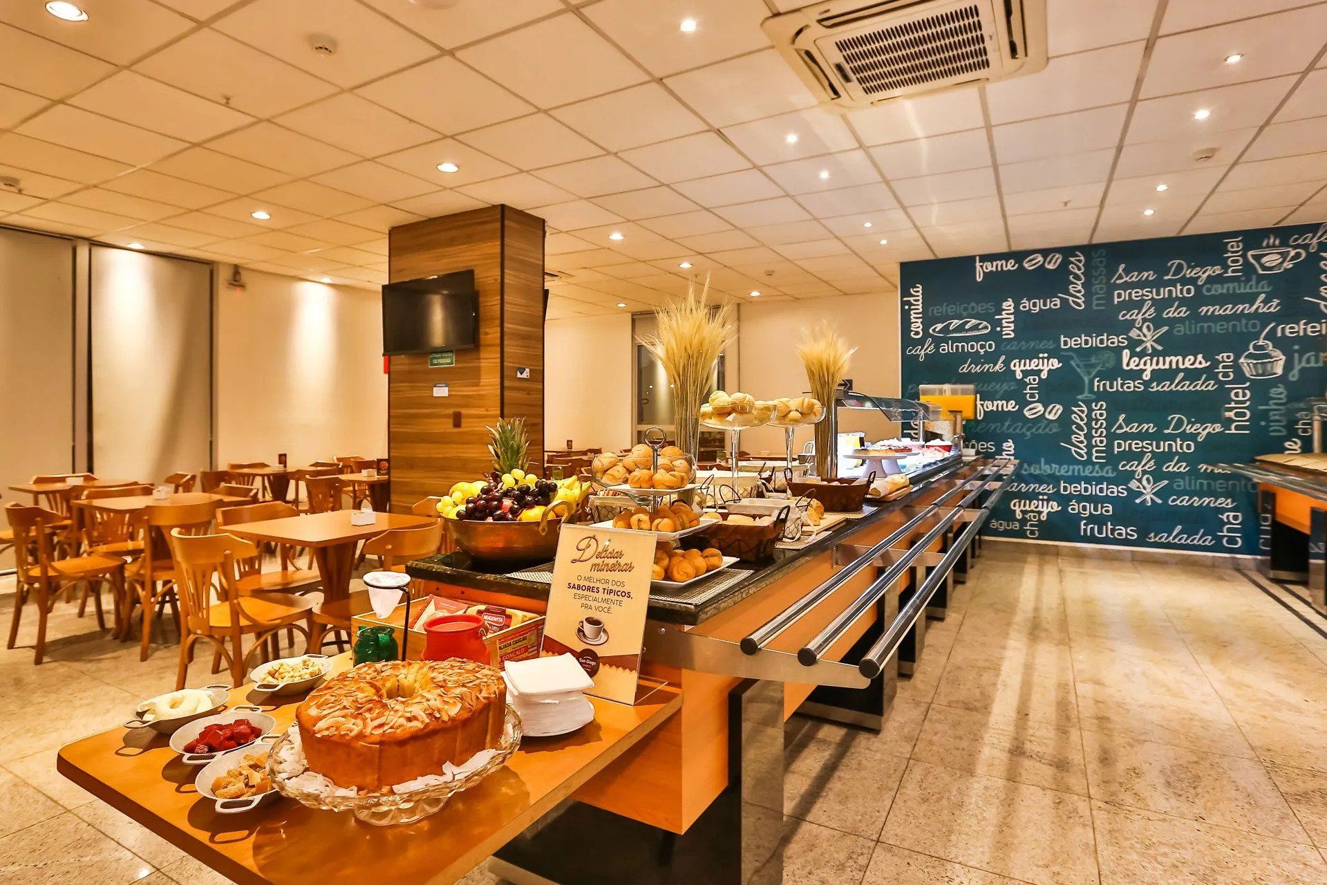 Um restaurante com muita comida nas mesas