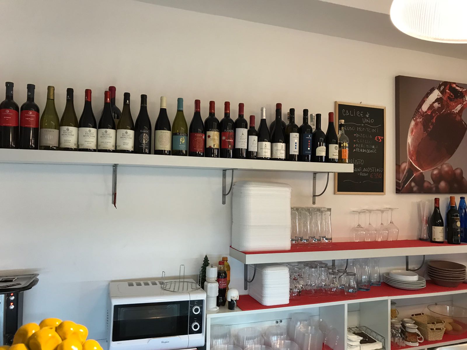 locale con vini