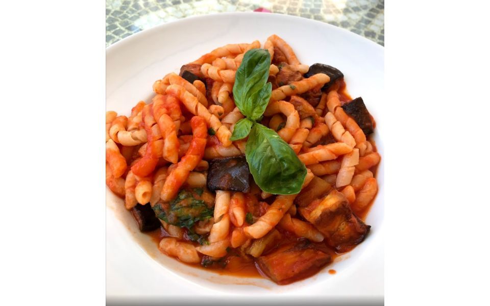 Piatto di pasta alla Norma con melanzane