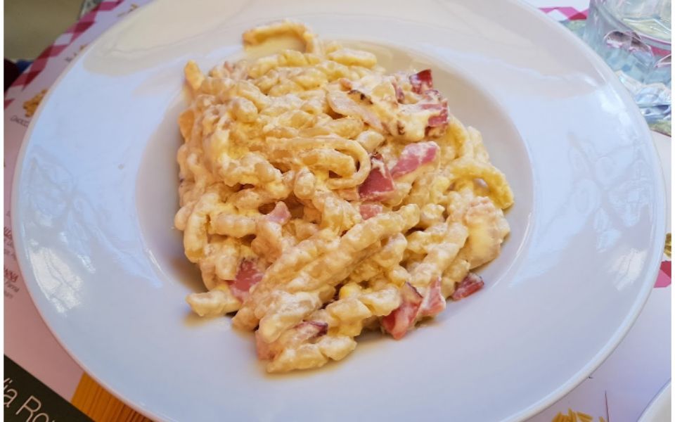 Piatto di pasta corta alla carbonara