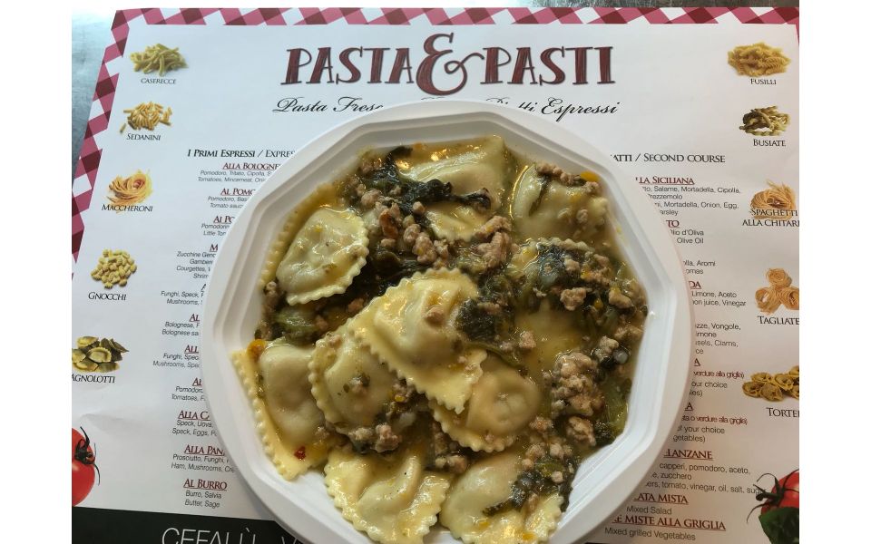 Piatto di ravioli di pasta fresca ripieni alla carne